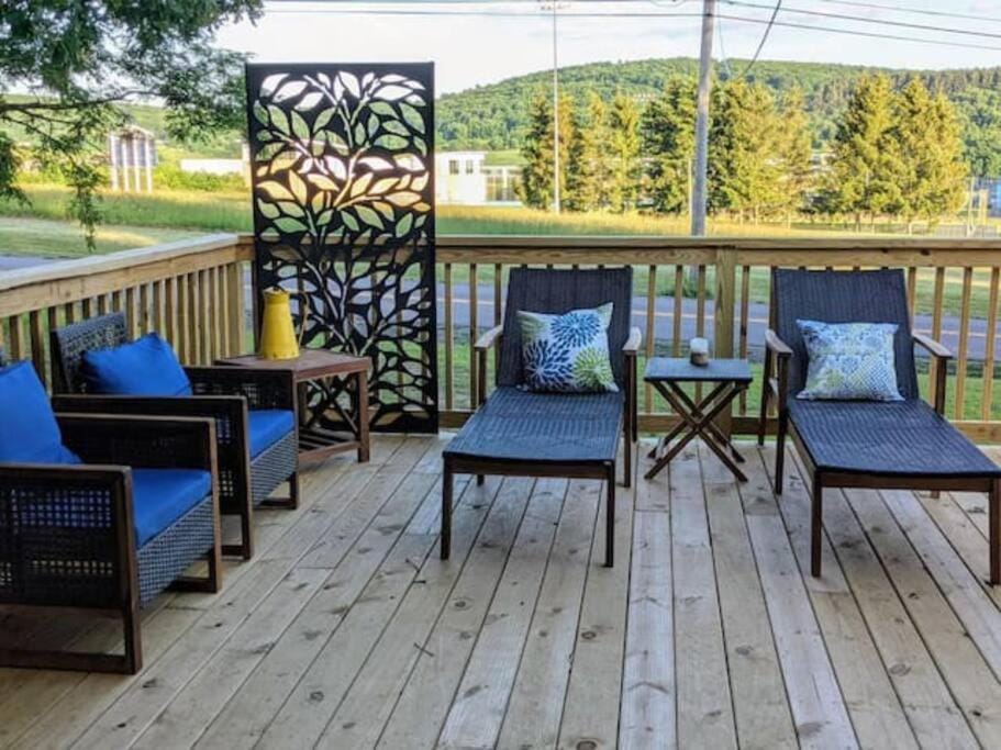 The Bumble Bee Hive 7-Bedroom House w/ Hot Tub House in McHenry