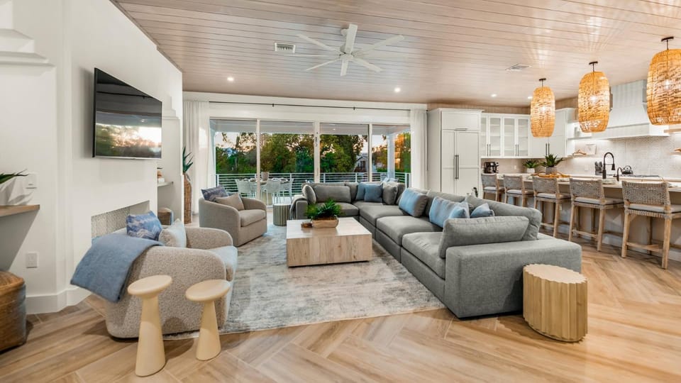 TV and multimedia, Kitchen or kitchenette, Living room, Other, Seating area, fireplace