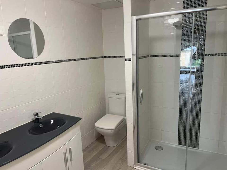Shower, Toilet