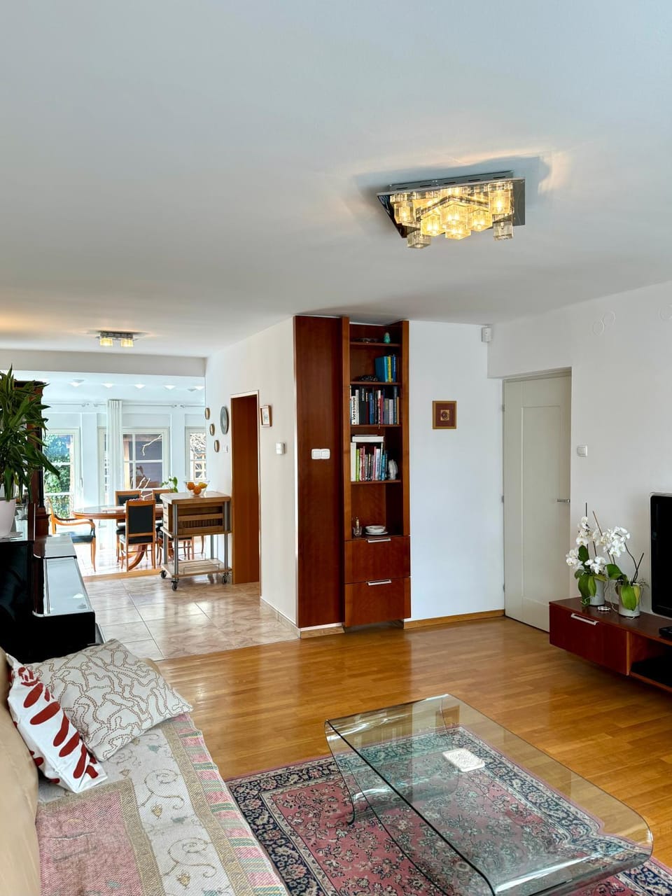 TV and multimedia, Living room, Seating area, Dining area