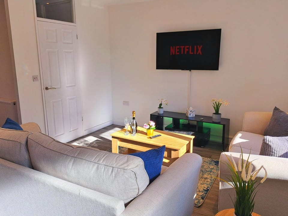 TV and multimedia, Living room, Photo of the whole room, Seating area, Bedroom