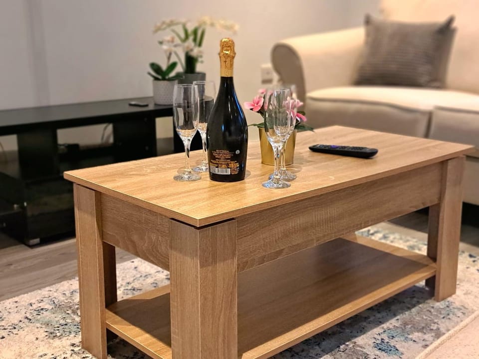 Living room, Food and drinks, Seating area, Drinks, Alcoholic drinks