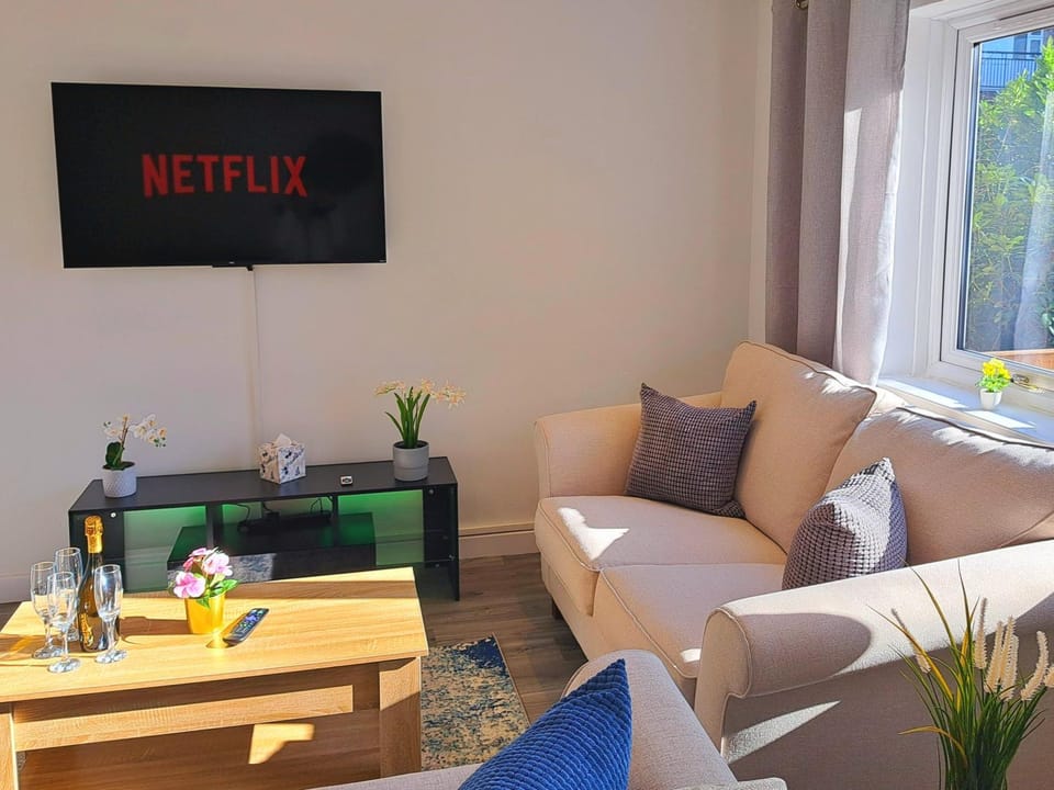 Communal lounge/ TV room, TV and multimedia, Living room, Seating area, Evening entertainment