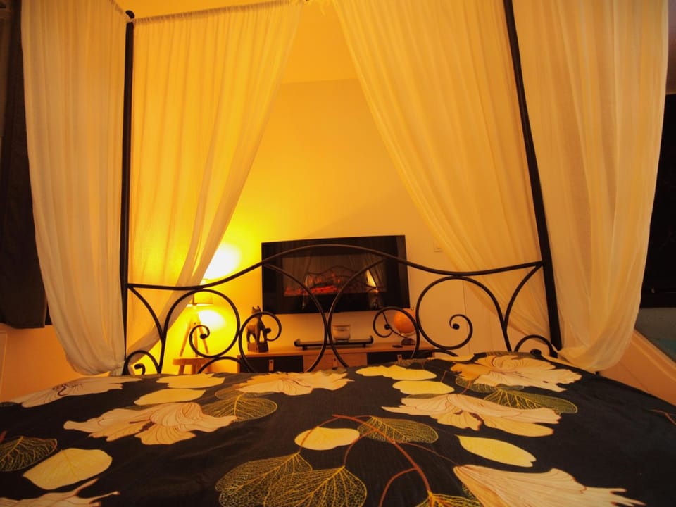 Bed, Photo of the whole room, Bedroom, flat iron