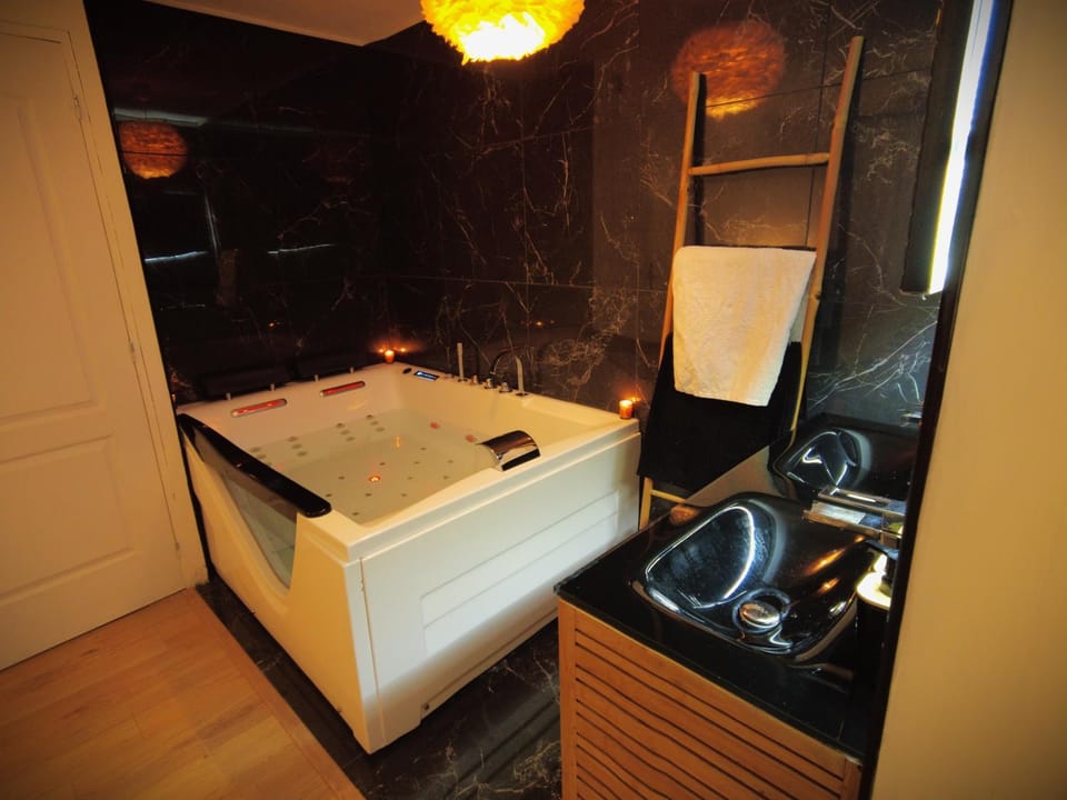 Love room avec jaccuzzi House in Île-de-France