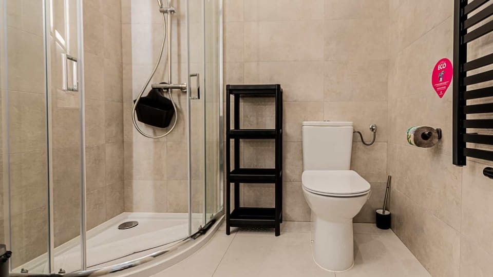 Shower, Toilet, Bathroom, towels