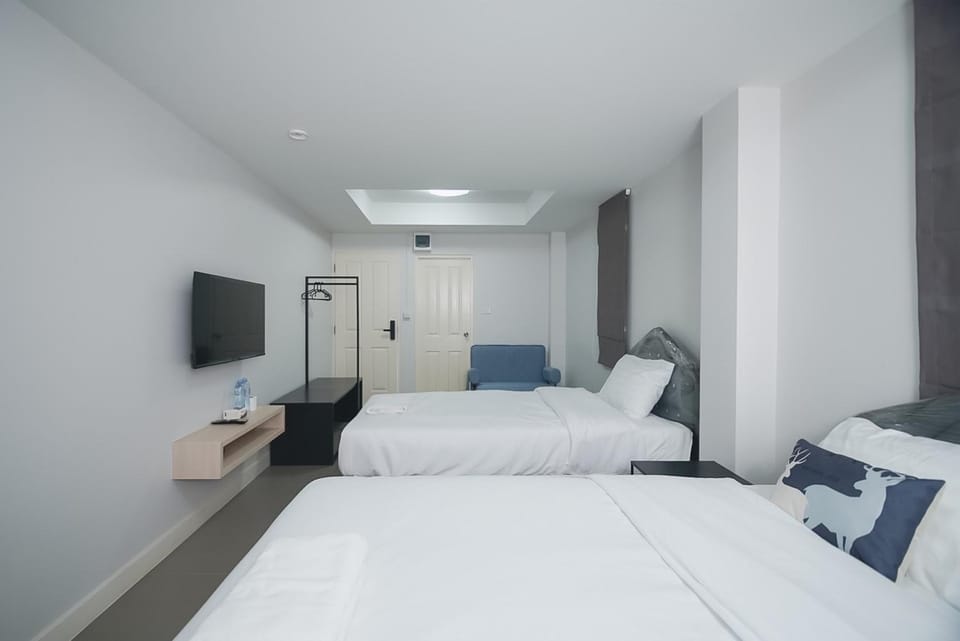 Bed, Photo of the whole room, Bedroom, towels, air conditioner