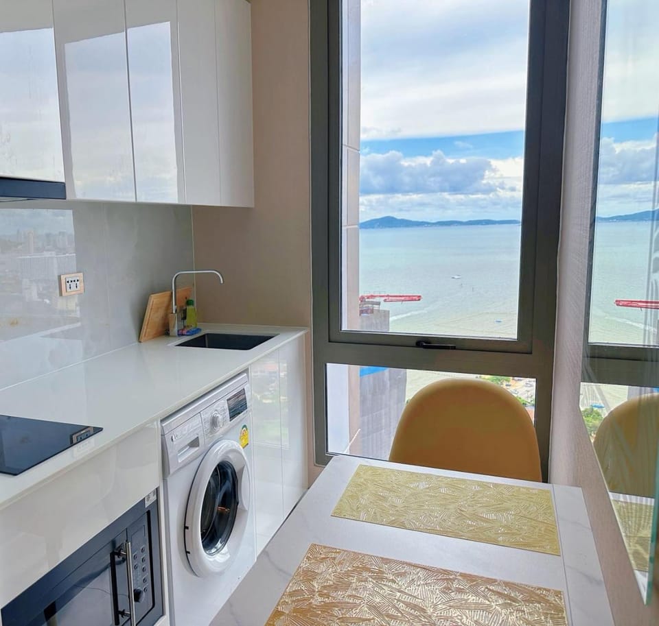 Kitchen or kitchenette, Dining area, Sea view, minibar