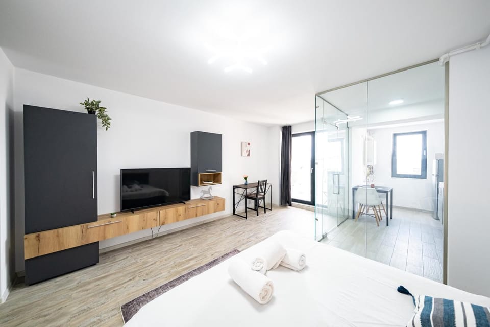 Communal lounge/ TV room, Bed, TV and multimedia, Kitchen or kitchenette, Living room, Photo of the whole room, Seating area, Evening entertainment, Bedroom, towels, wardrobe