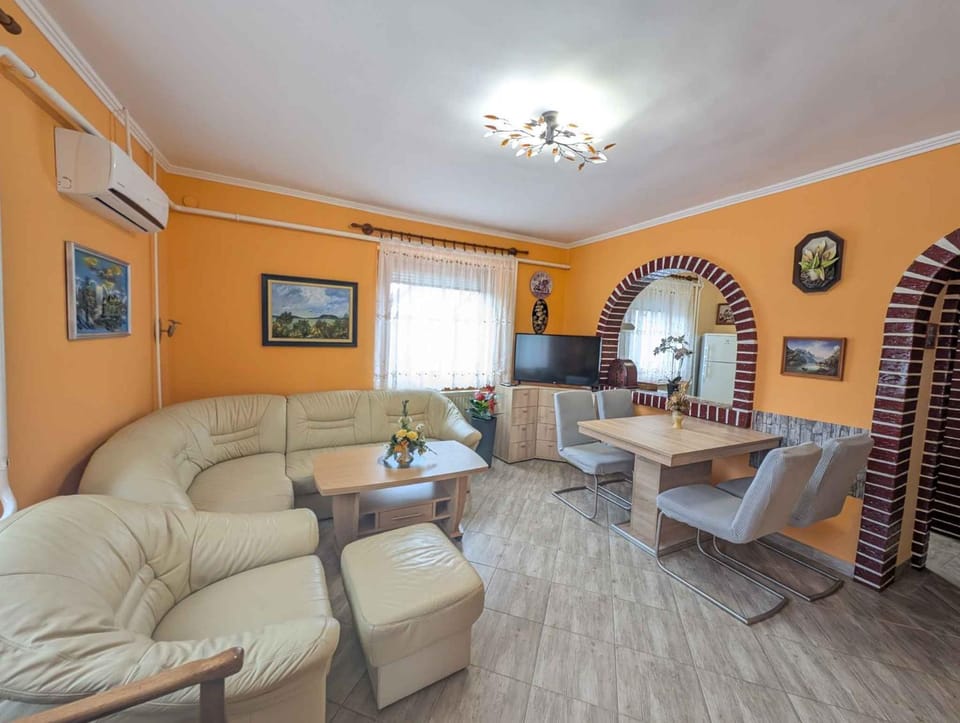 TV and multimedia, Living room, Seating area, Dining area, air conditioner