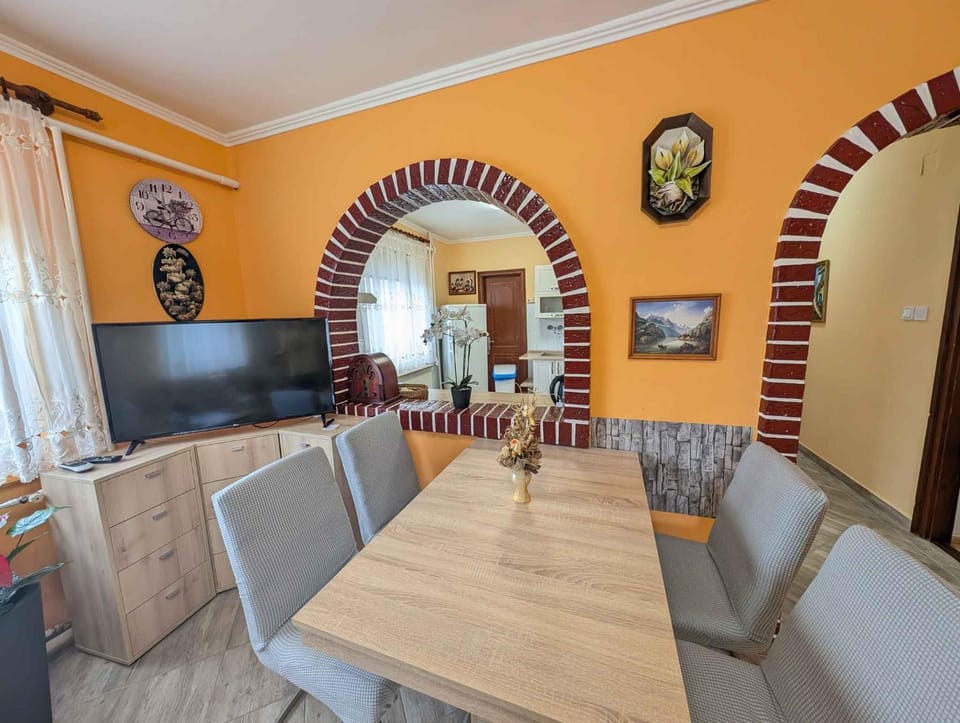 TV and multimedia, Living room, Dining area