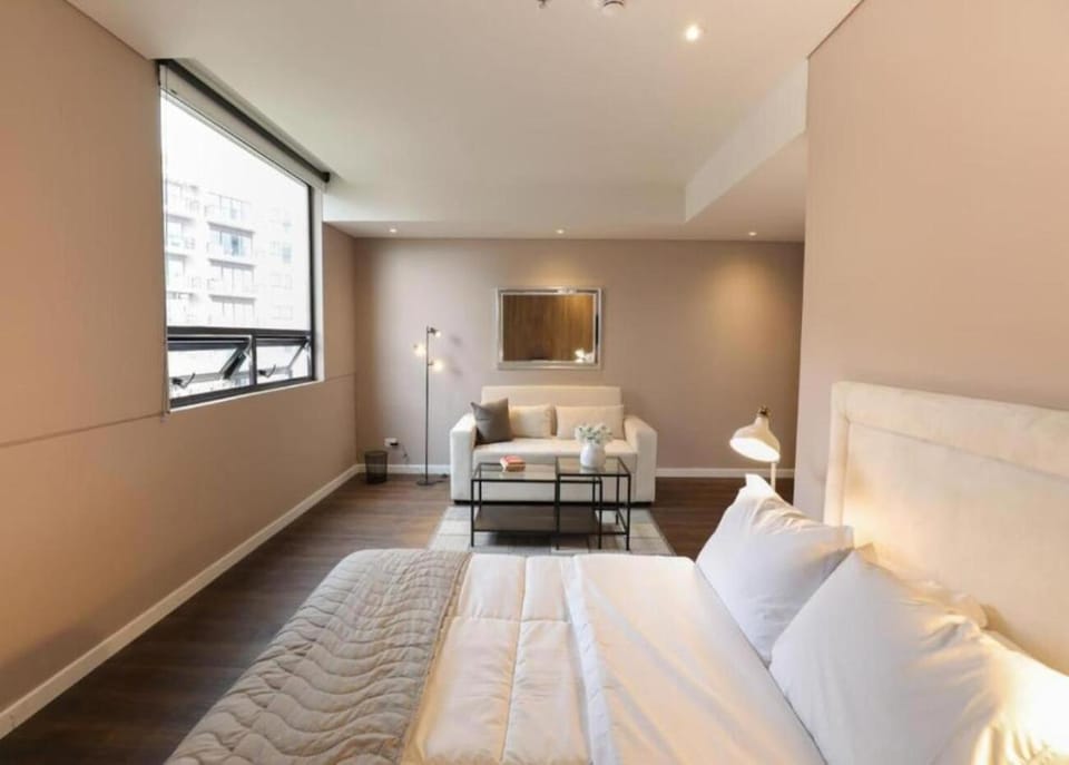 Bed, TV and multimedia, Living room, Photo of the whole room, Seating area, Bedroom