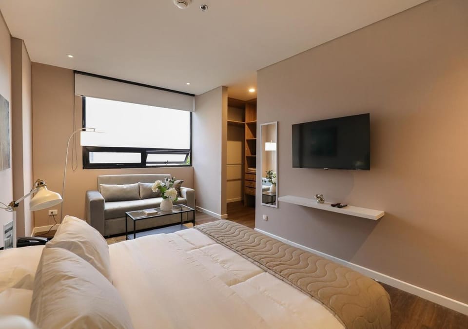 Bed, TV and multimedia, Bedroom