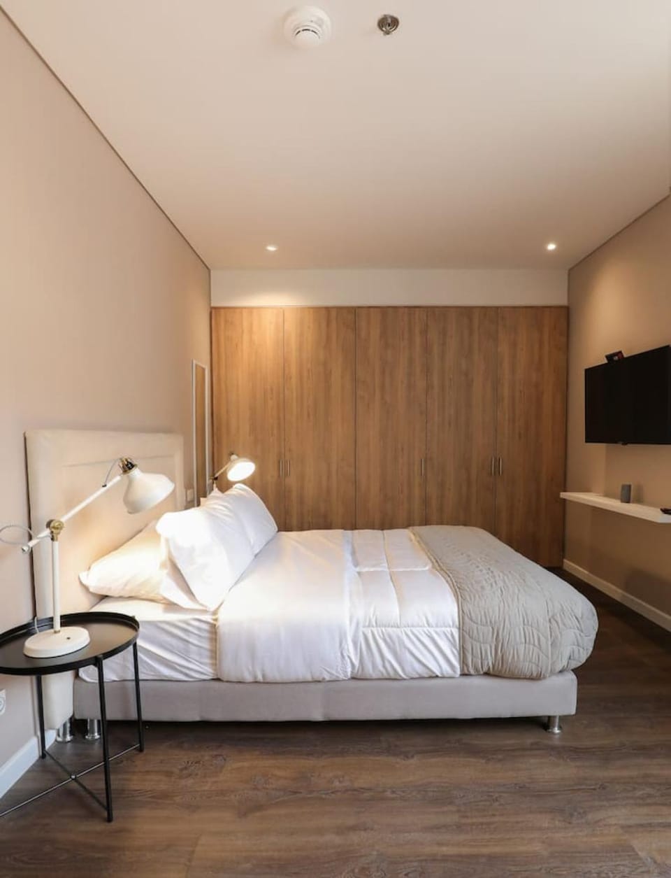 Bed, TV and multimedia, Photo of the whole room, Bedroom