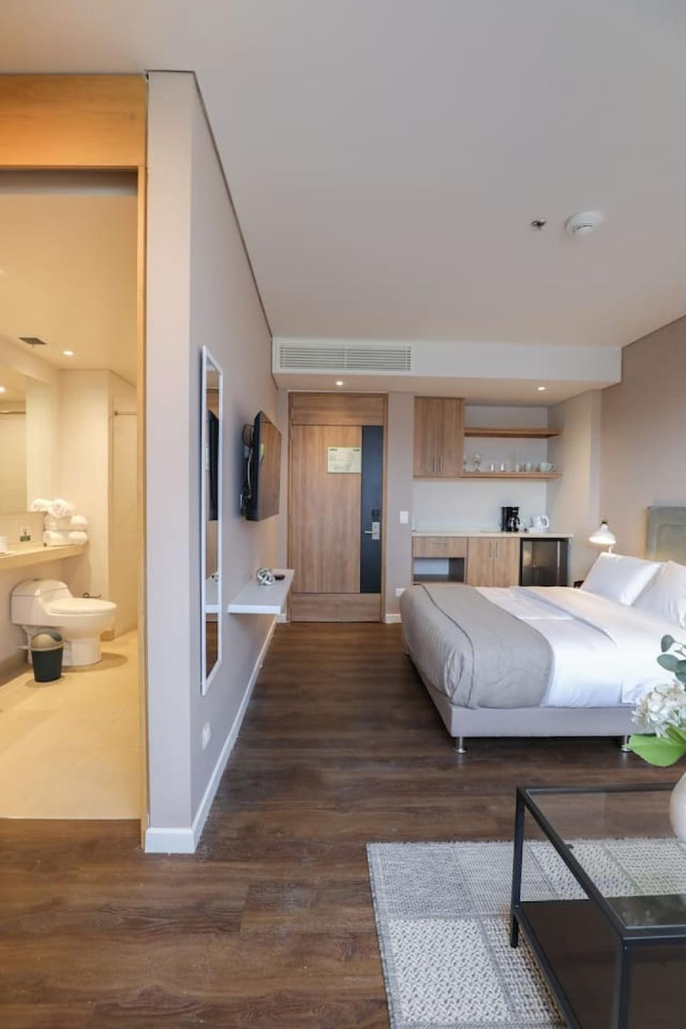 Bed, TV and multimedia, Kitchen or kitchenette, Living room, Photo of the whole room, Seating area, Bedroom, towels