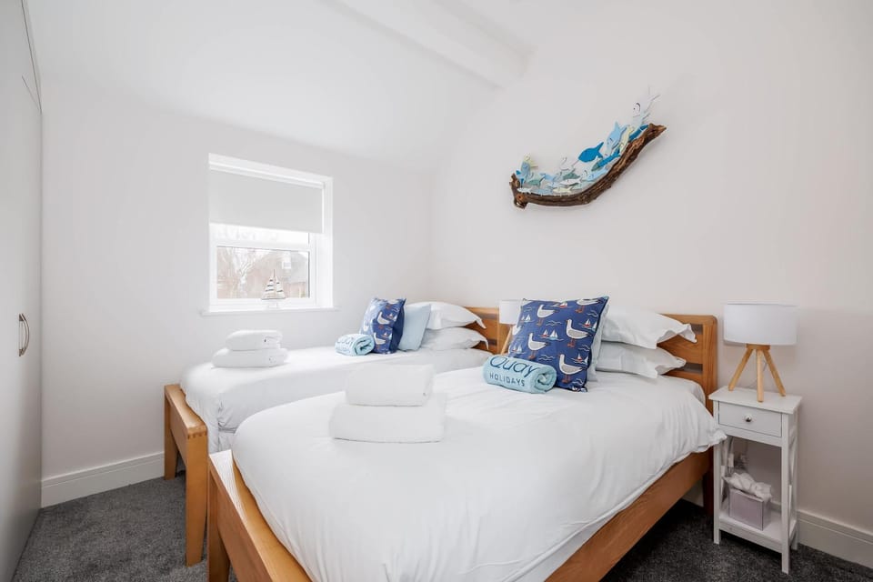 Charlotte Cottage - Minutes from Poole Park, with Feature Log Burner House in Poole