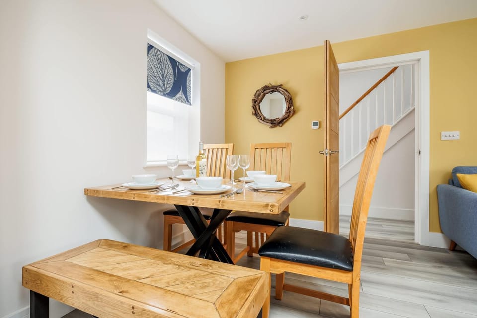 Charlotte Cottage - Minutes from Poole Park, with Feature Log Burner House in Poole