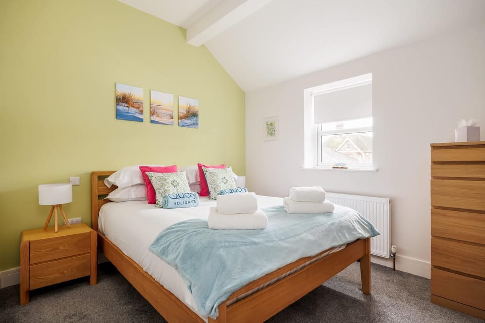 Charlotte Cottage - Minutes from Poole Park, with Feature Log Burner House in Poole