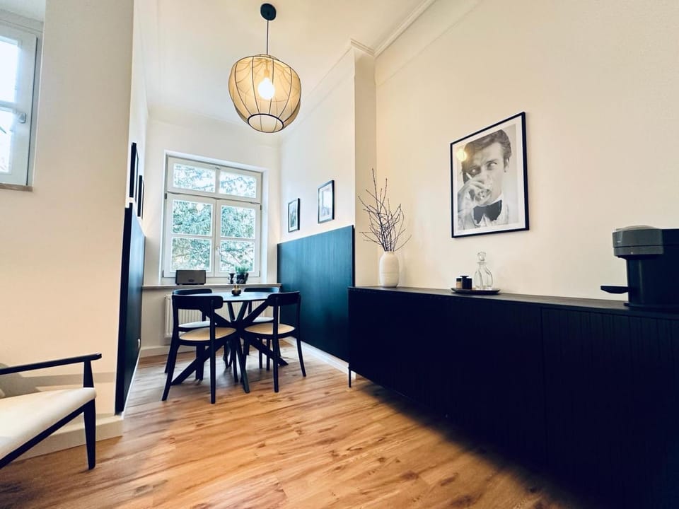 Coffee/tea facilities, Photo of the whole room, Seating area, Dining area, Food