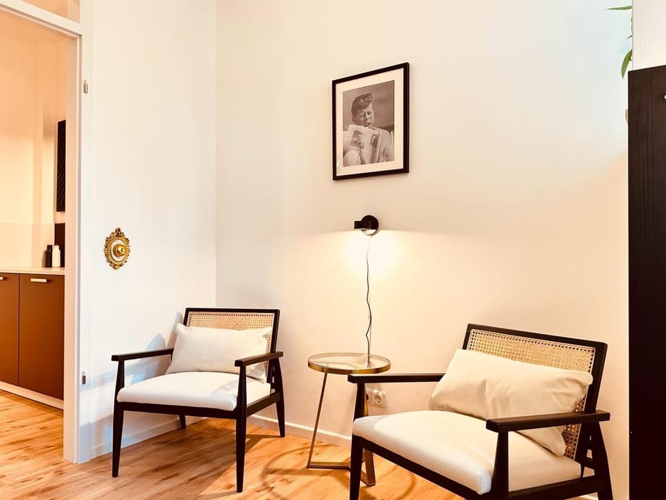 Photo of the whole room, Seating area