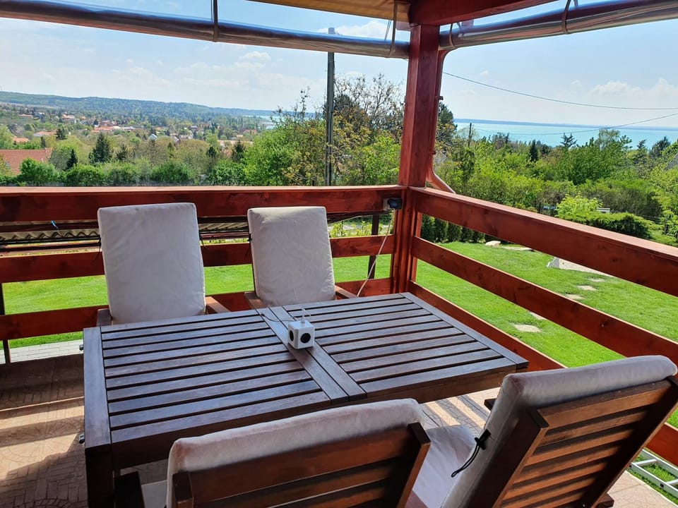 View (from property/room), Balcony/Terrace, Lake view, Mountain view