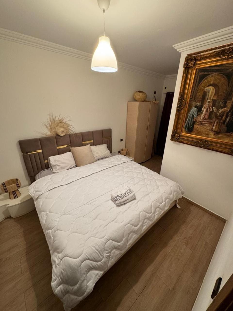 Bed, Photo of the whole room, Decorative detail, Bedroom, towels