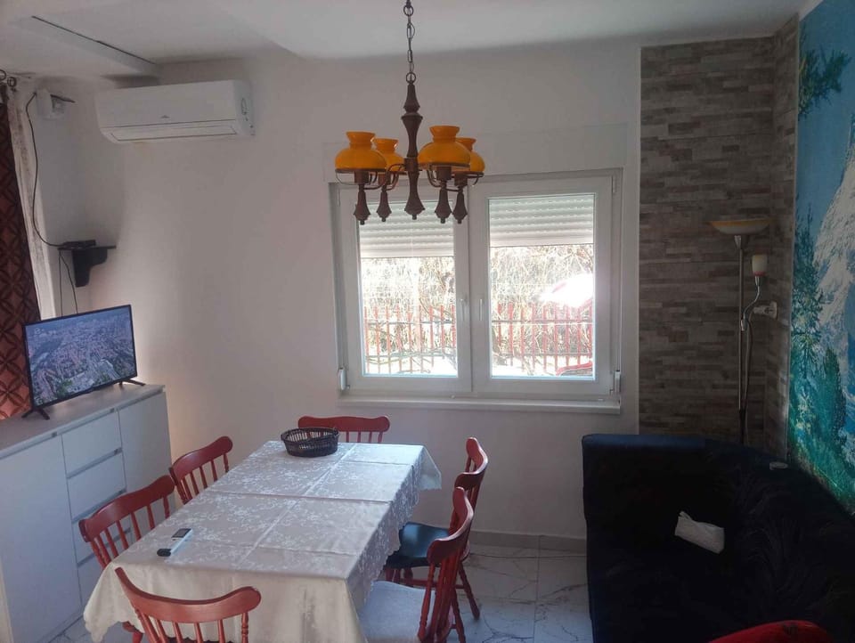 TV and multimedia, Dining area, air conditioner