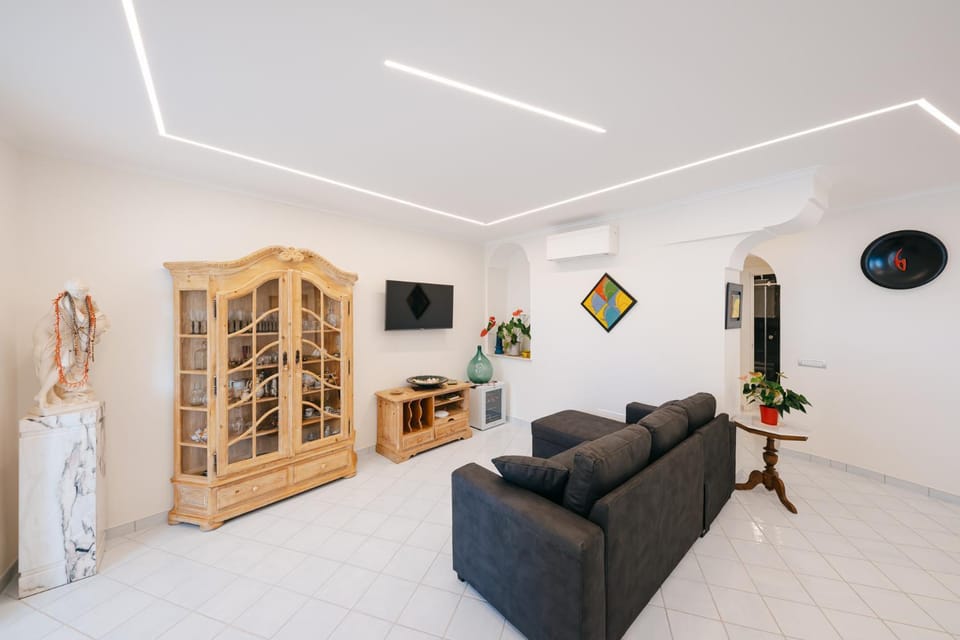 Communal lounge/ TV room, TV and multimedia, Living room, Seating area, Evening entertainment, air conditioner