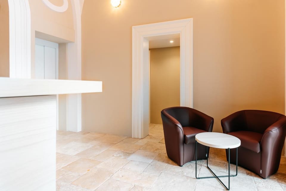 Lobby or reception, Internal: Not applicable to any particular room