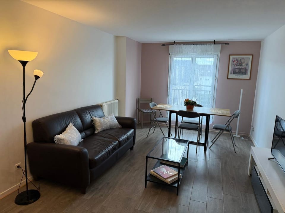 Bed, TV and multimedia, Living room, Seating area, Dining area