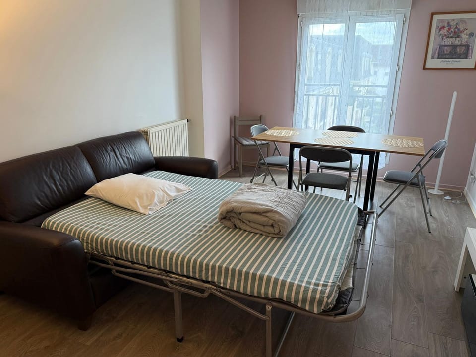 Bed, Living room, Seating area, Bedroom