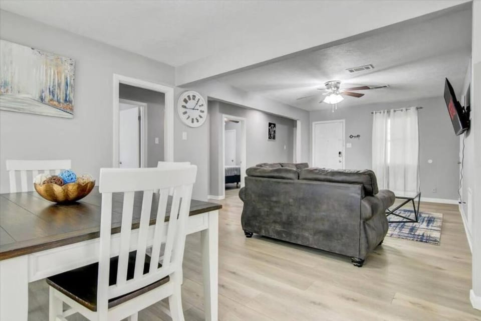Comfy 3 bedroom home w/ fenced yard House in Texas