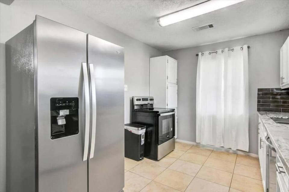 Comfy 3 bedroom home w/ fenced yard House in Texas
