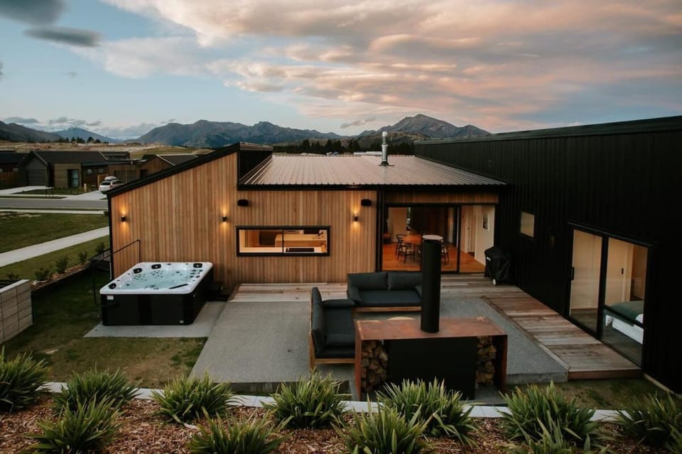 Obelisk Dream with Spa House in Wanaka