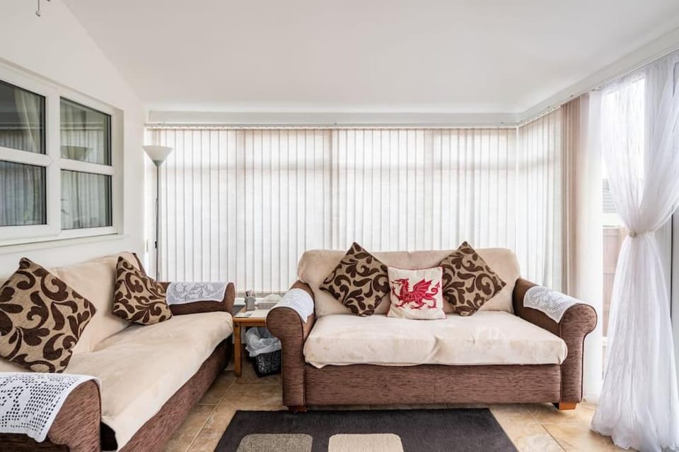 Spacious 3bed semi/Gamesroom/Drive/10mins to City House in Wrexham