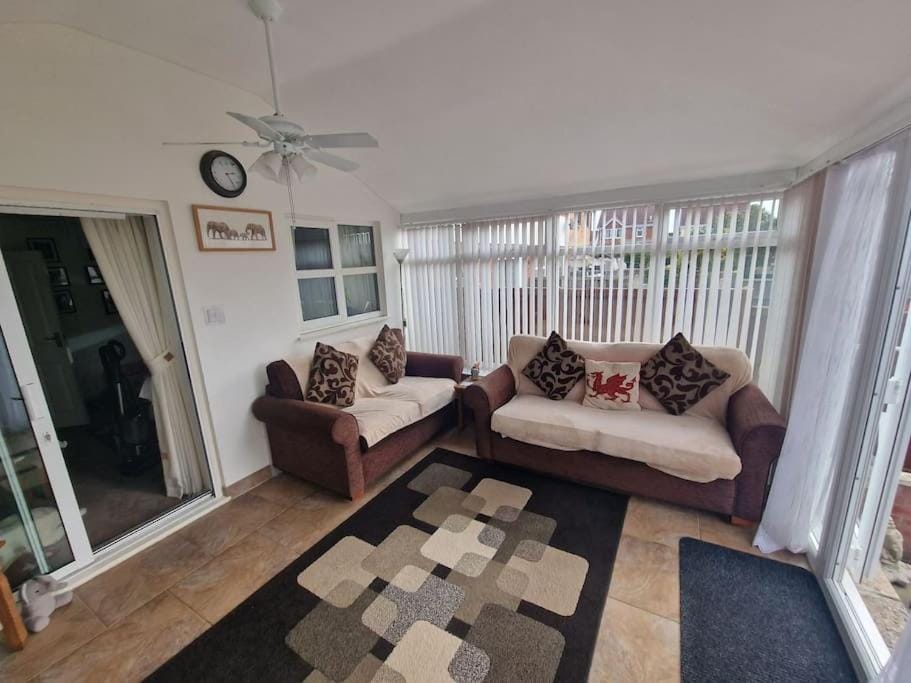 Spacious 3bed semi/Gamesroom/Drive/10mins to City House in Wrexham