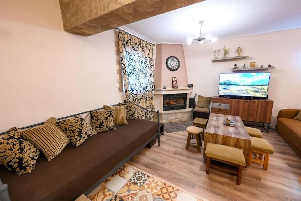 Bed, TV and multimedia, Living room, fireplace