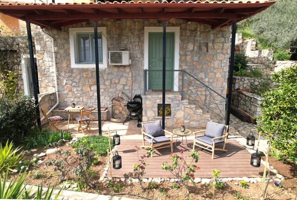 Property building, Day, Balcony/Terrace, Garden view