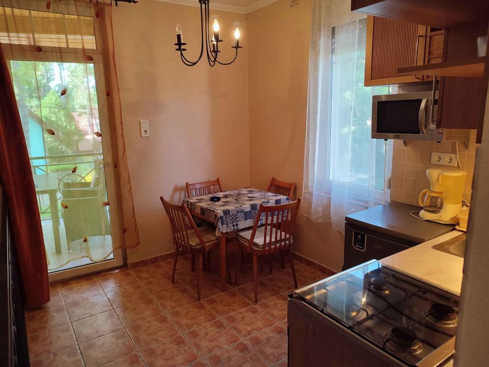 Coffee/tea facilities, Dining area, microwave