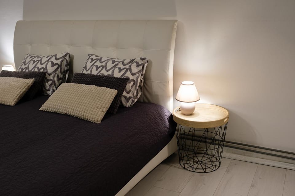 Bed, Living room, Bedroom