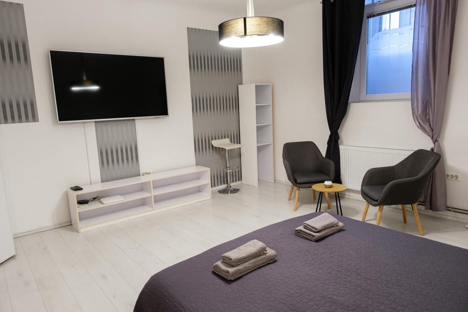Bed, TV and multimedia, Living room, Photo of the whole room, Seating area, Bedroom, towels