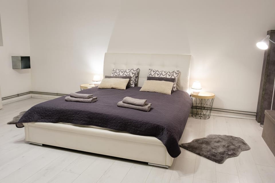 Bed, Photo of the whole room, Bedroom, towels