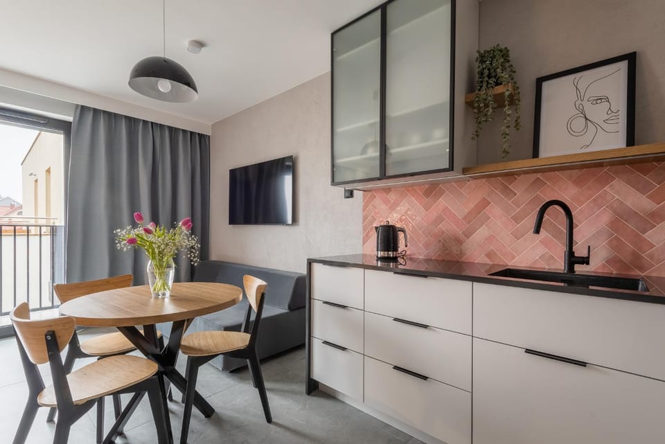 TV and multimedia, Kitchen or kitchenette, Dining area, stove