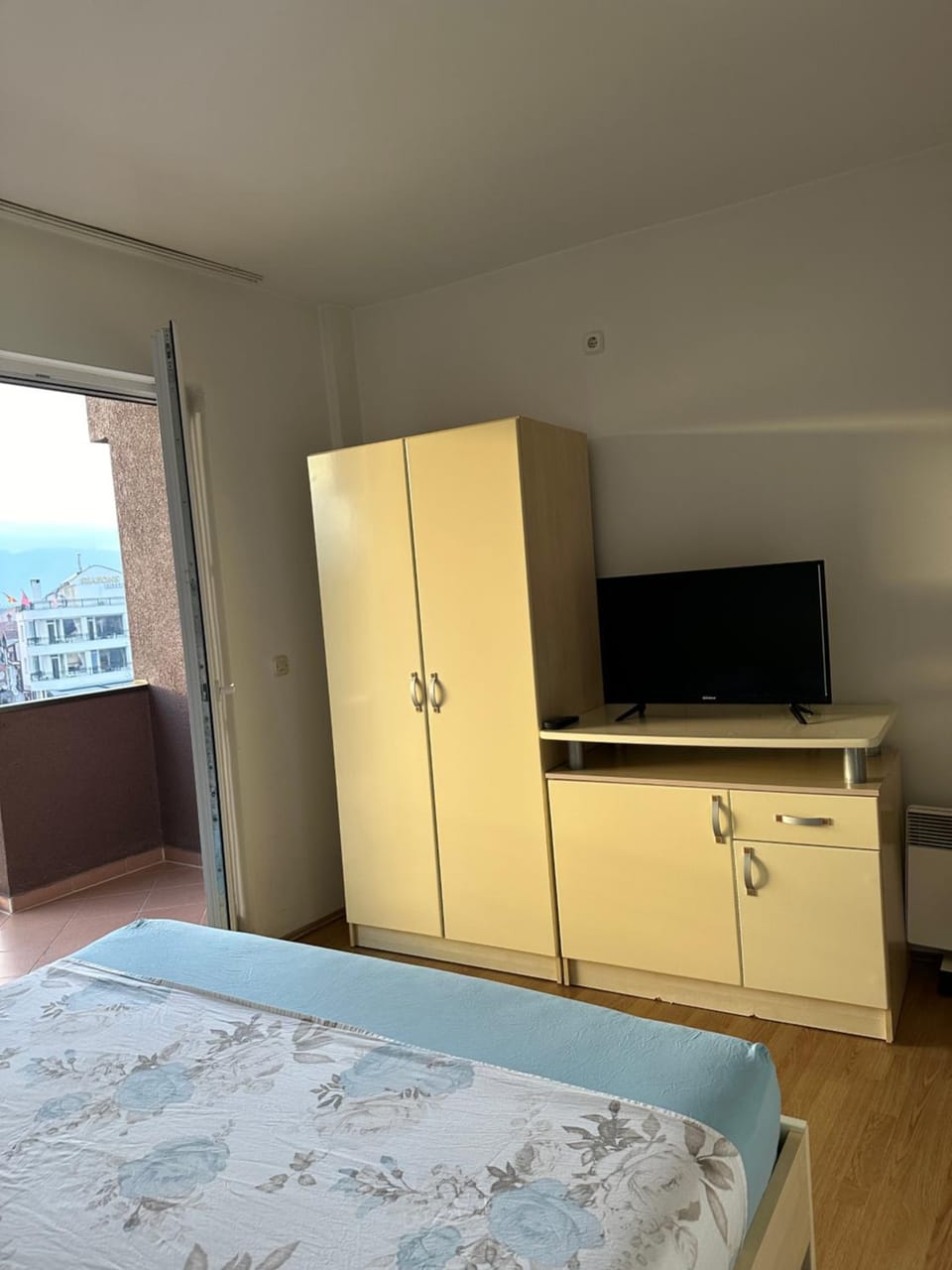 Bed, TV and multimedia, Bedroom, hair dresser, wardrobe