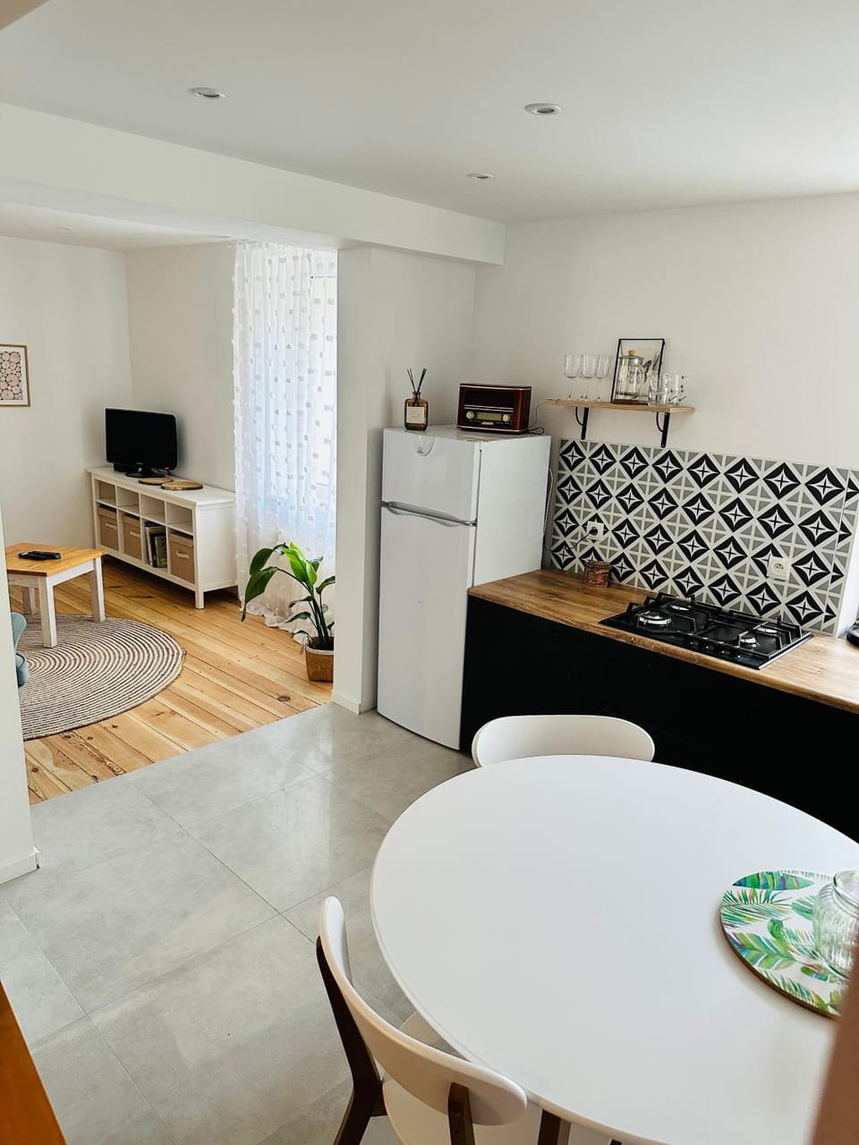 Kitchen or kitchenette, Dining area, stove