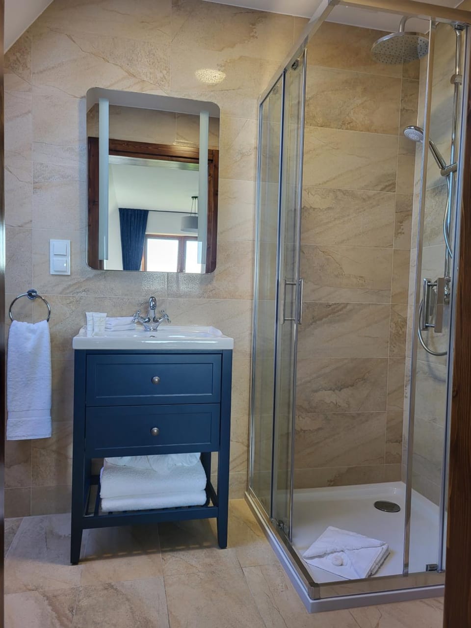 Shower, Toilet, Bathroom, towels