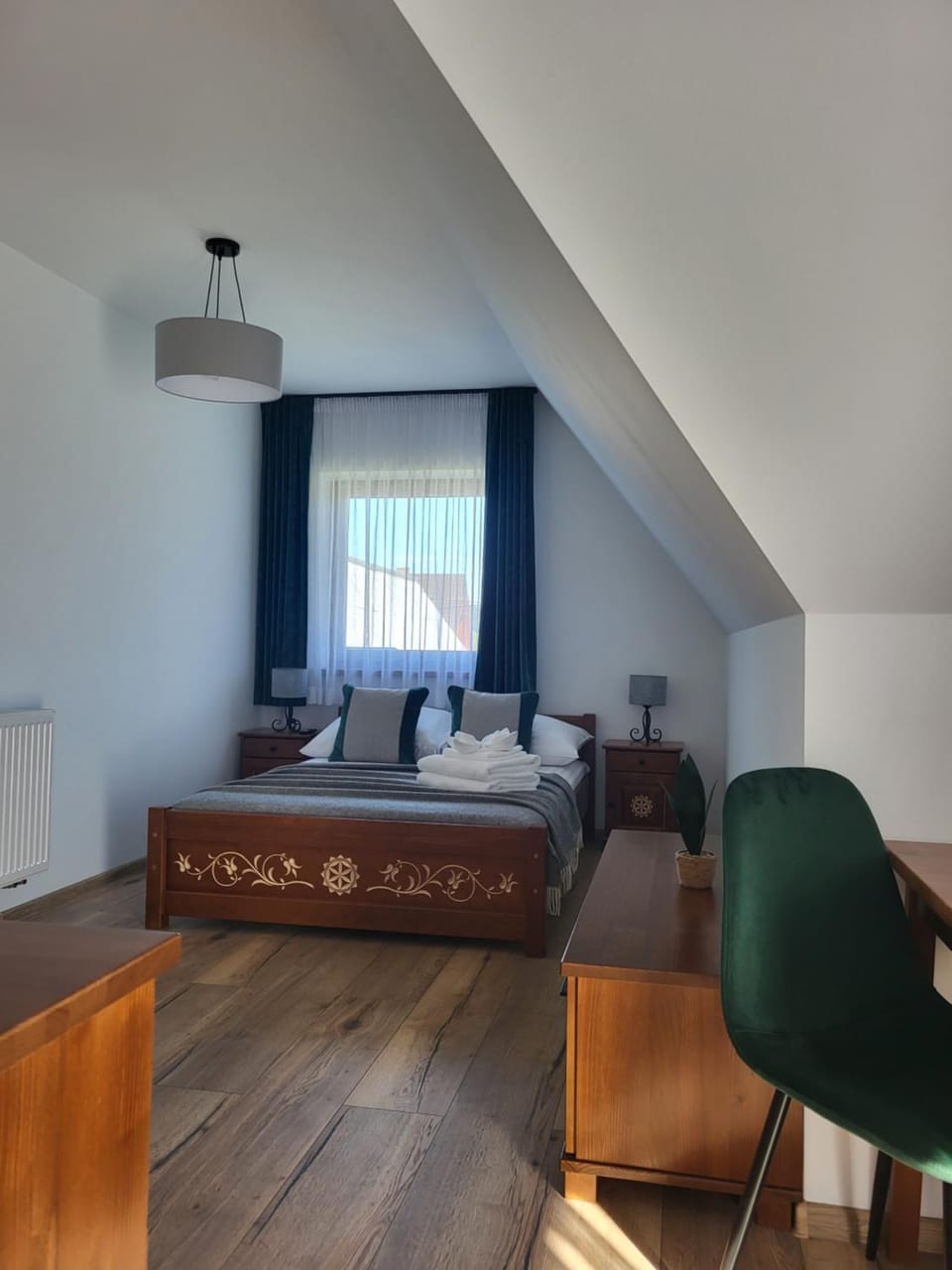 Bed, TV and multimedia, Photo of the whole room, Seating area, Bedroom
