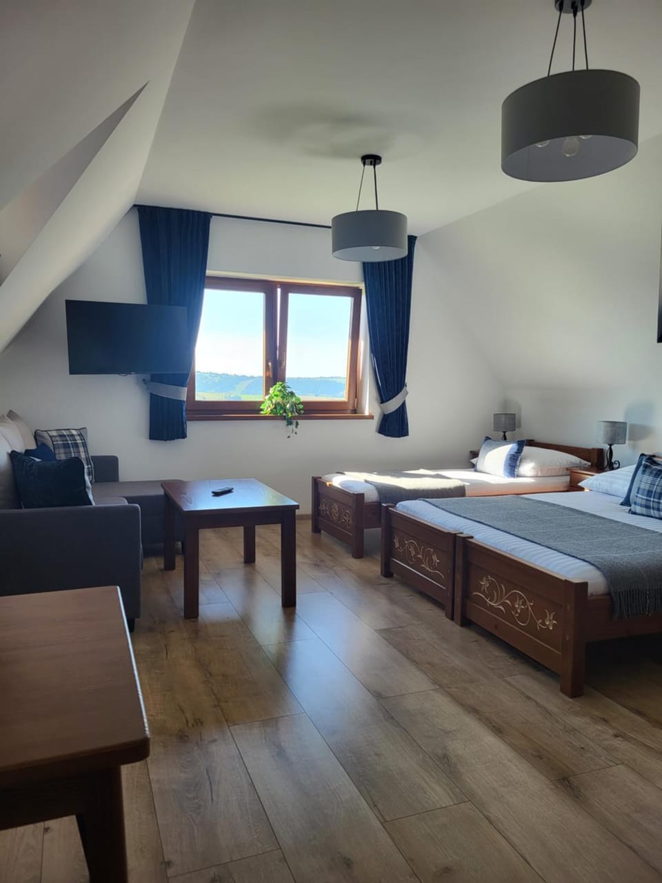 Bed, Photo of the whole room, Seating area, Bedroom