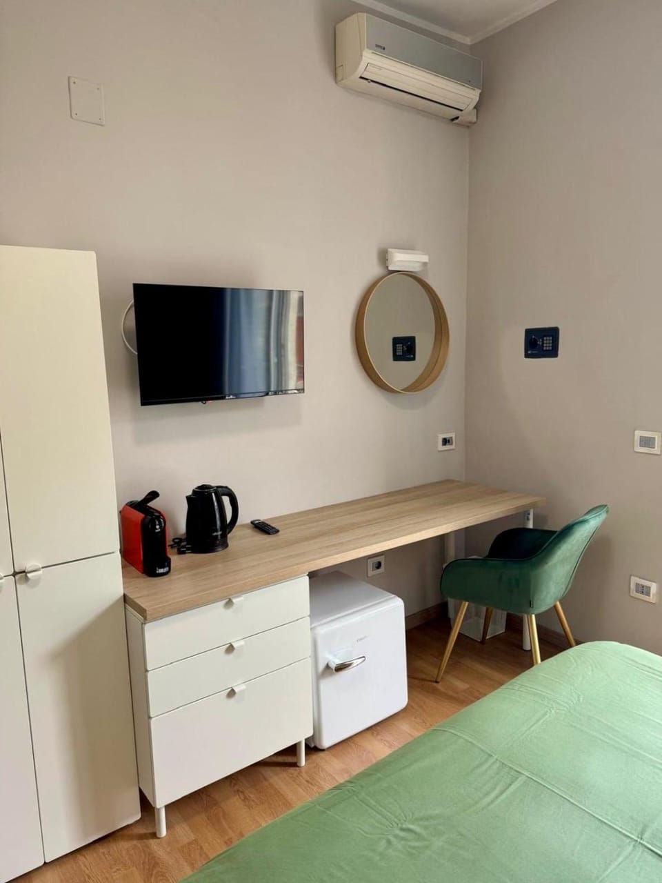 Coffee/tea facilities, minibar, air conditioner