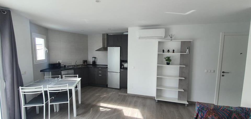 Kitchen or kitchenette, Dining area, minibar, stove, air conditioner